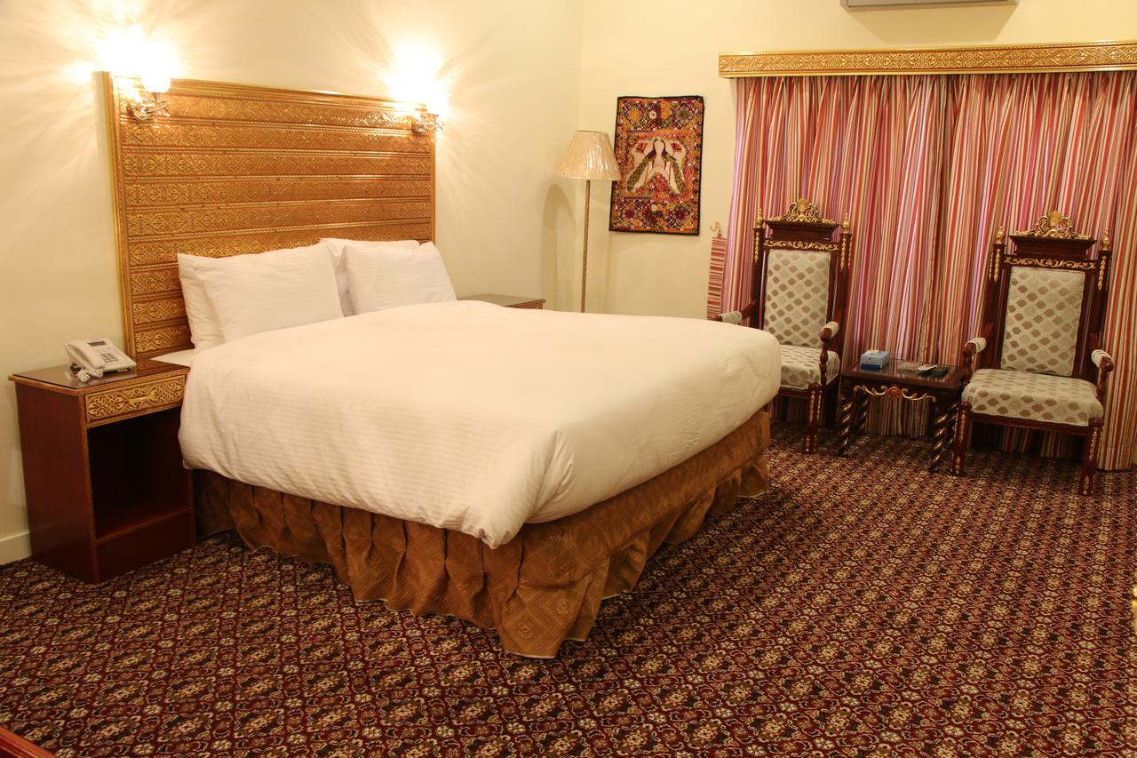 Indus Hotel Хайдарабад Экстерьер фото