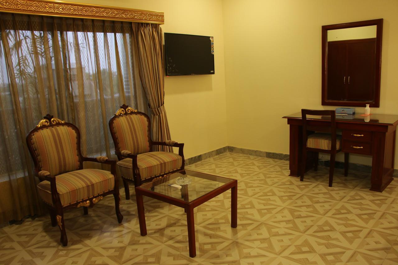 Indus Hotel Хайдарабад Экстерьер фото