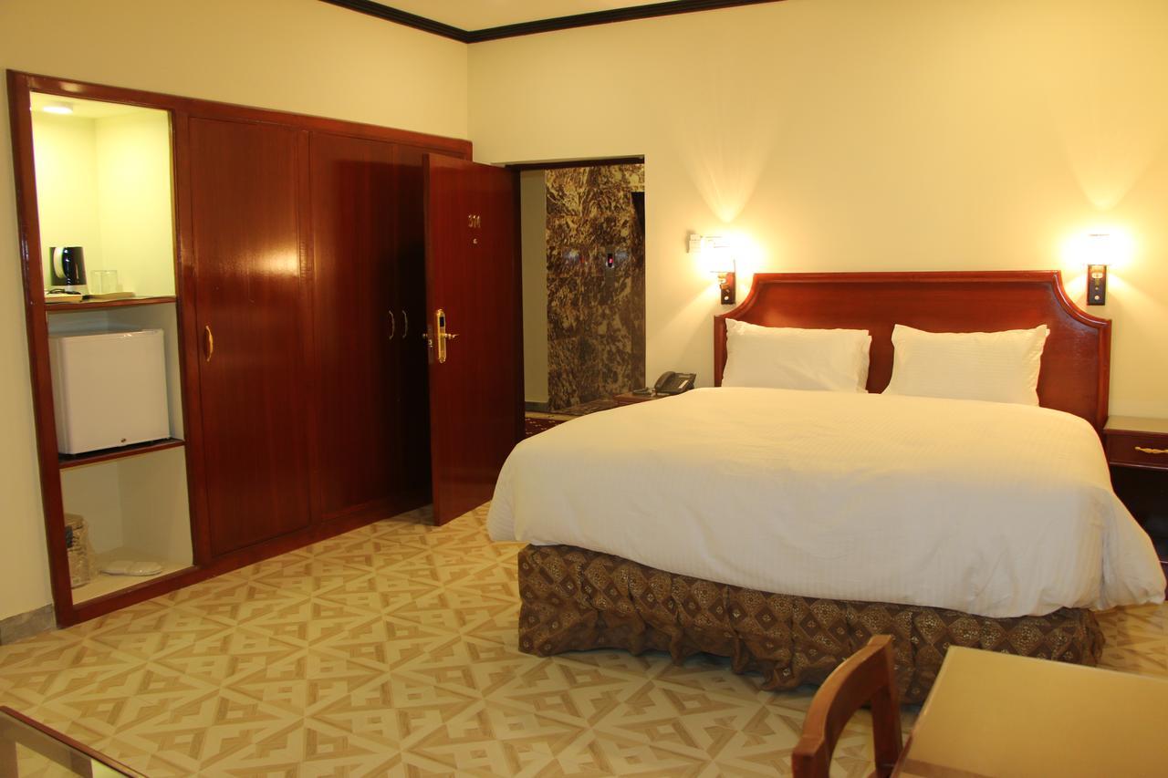 Indus Hotel Хайдарабад Экстерьер фото