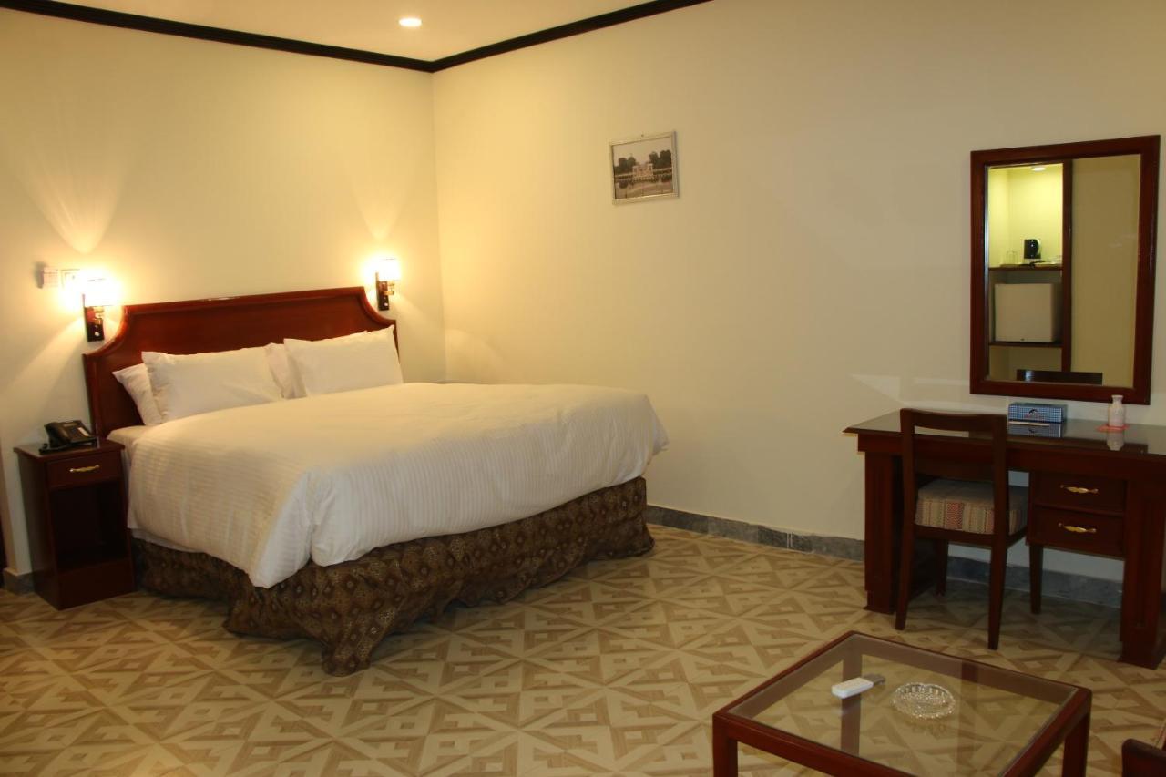 Indus Hotel Хайдарабад Экстерьер фото